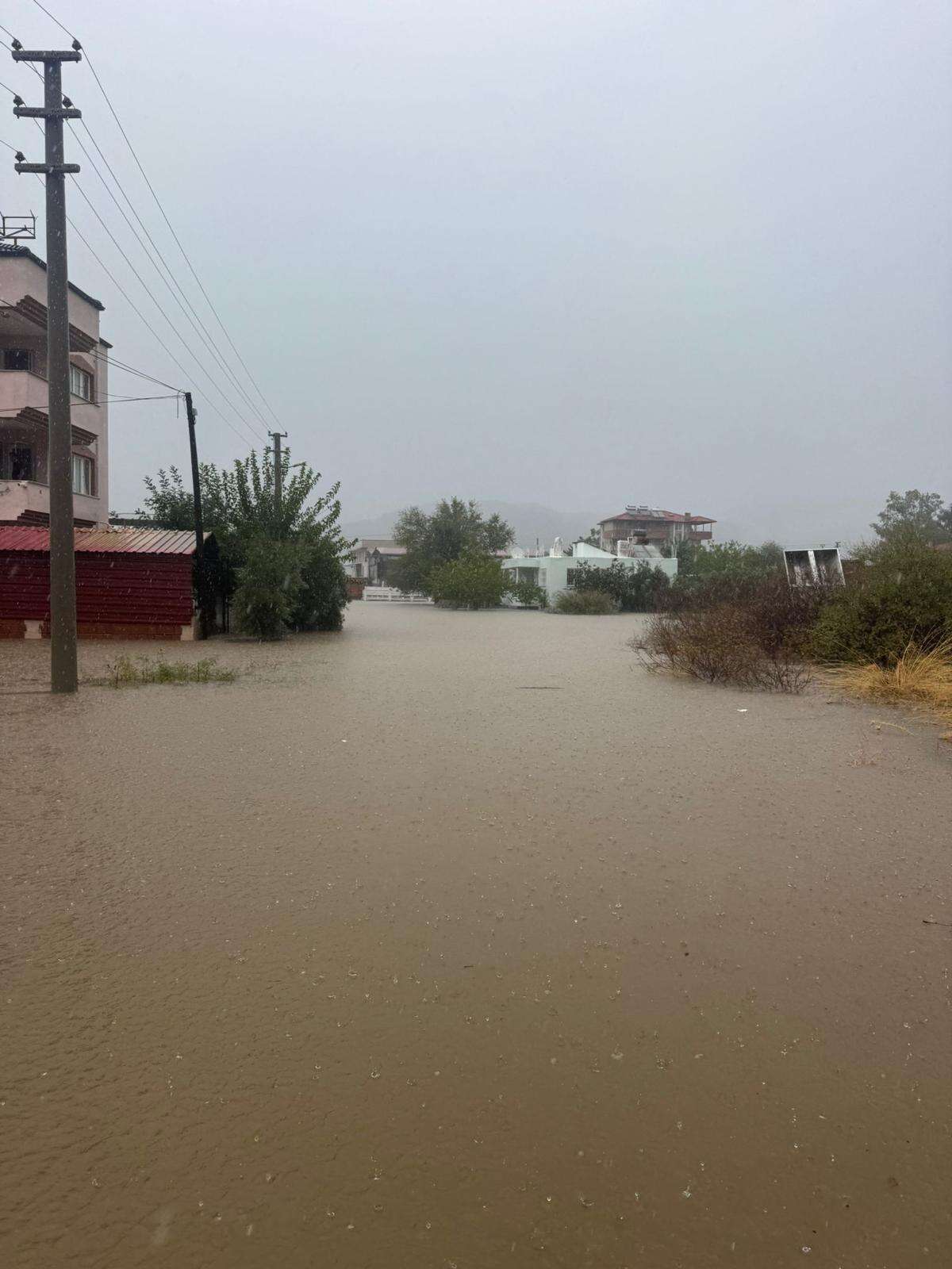 Muğla’da Sağanak ve Fırtına Hayatı Felç Etti 12